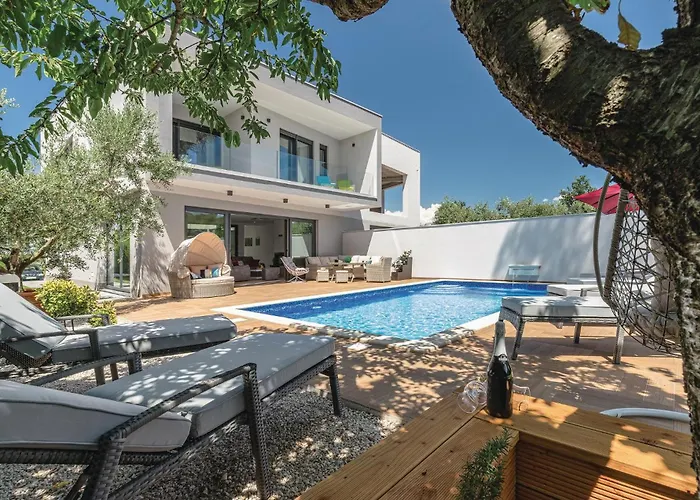 Beautiful home in Cervar with Jacuzzi, Sauna&Outdoor swimming pool